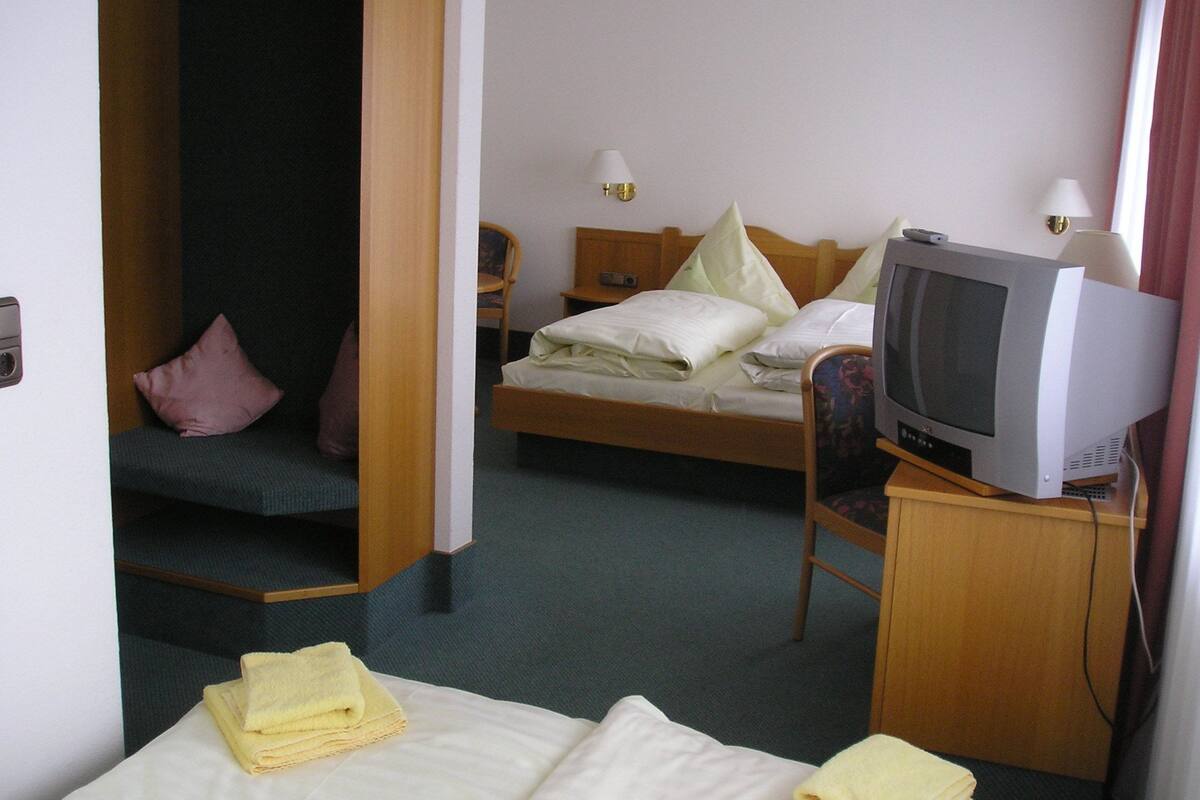 Habitación cuádruple familiar | Caja fuerte, escritorio, wifi gratis y ropa de cama