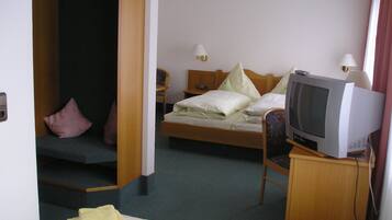 Familien-Vierbettzimmer | Zimmersafe, Schreibtisch, kostenloses WLAN, Bettwäsche