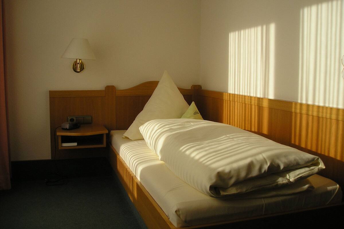 Habitación individual | Caja fuerte, escritorio, wifi gratis y ropa de cama