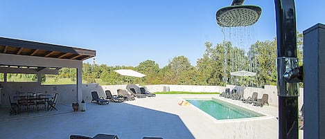 Una piscina al aire libre de temporada, camas de piscina gratis