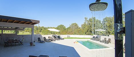 Una piscina al aire libre de temporada, cabañas de piscina gratuitas