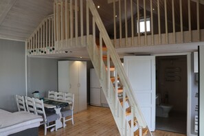 Cabin (6 beds, private bathroom) | Seterika/papan seterika, Wi-fi percuma