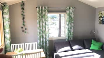 Cabin (2+2 beds, private bathroom) | Living area