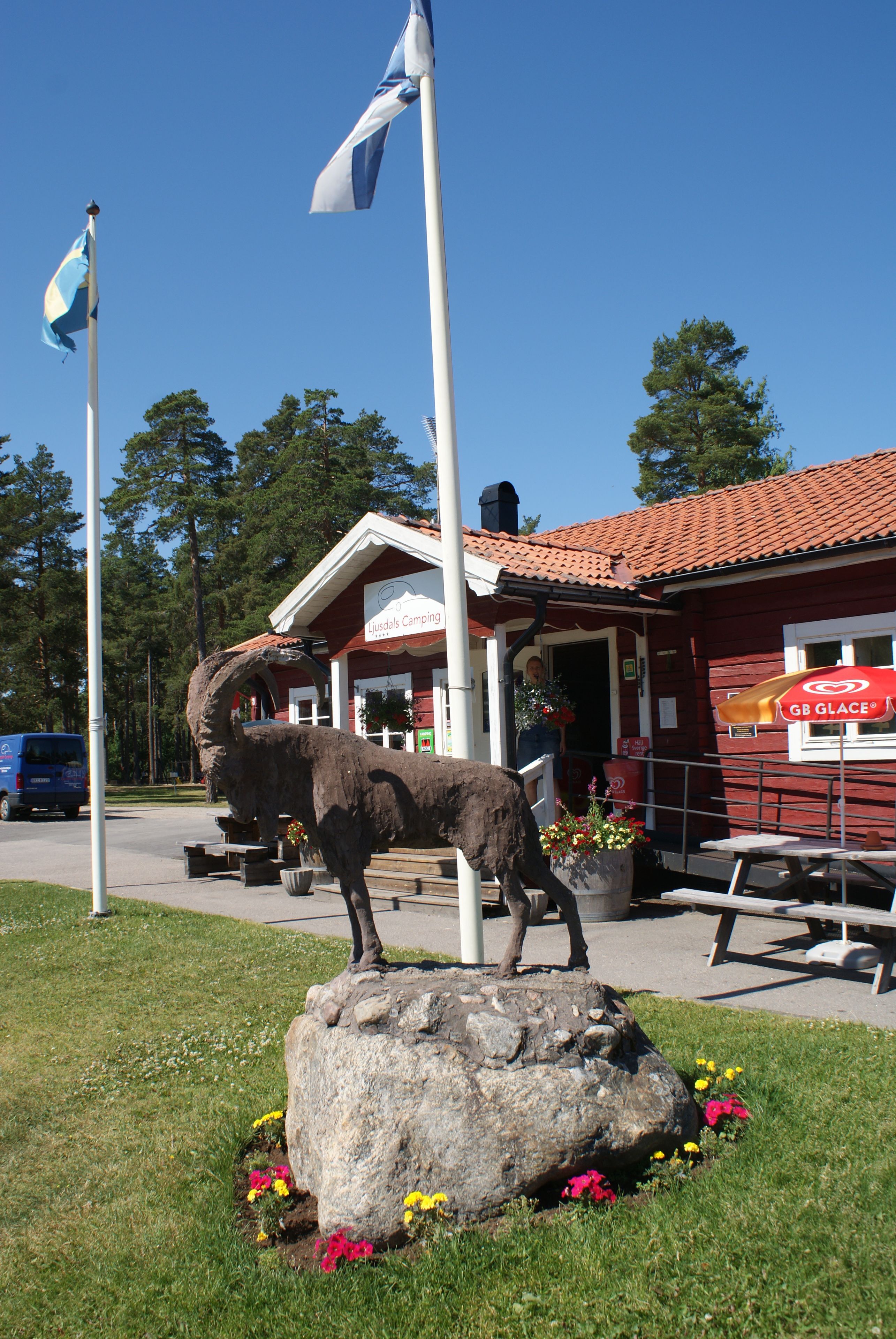 A building with a red roof and a sign that reads "Lindas Camping."