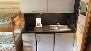 Refrigerador, microondas, placa de cocina, cafetera/tetera