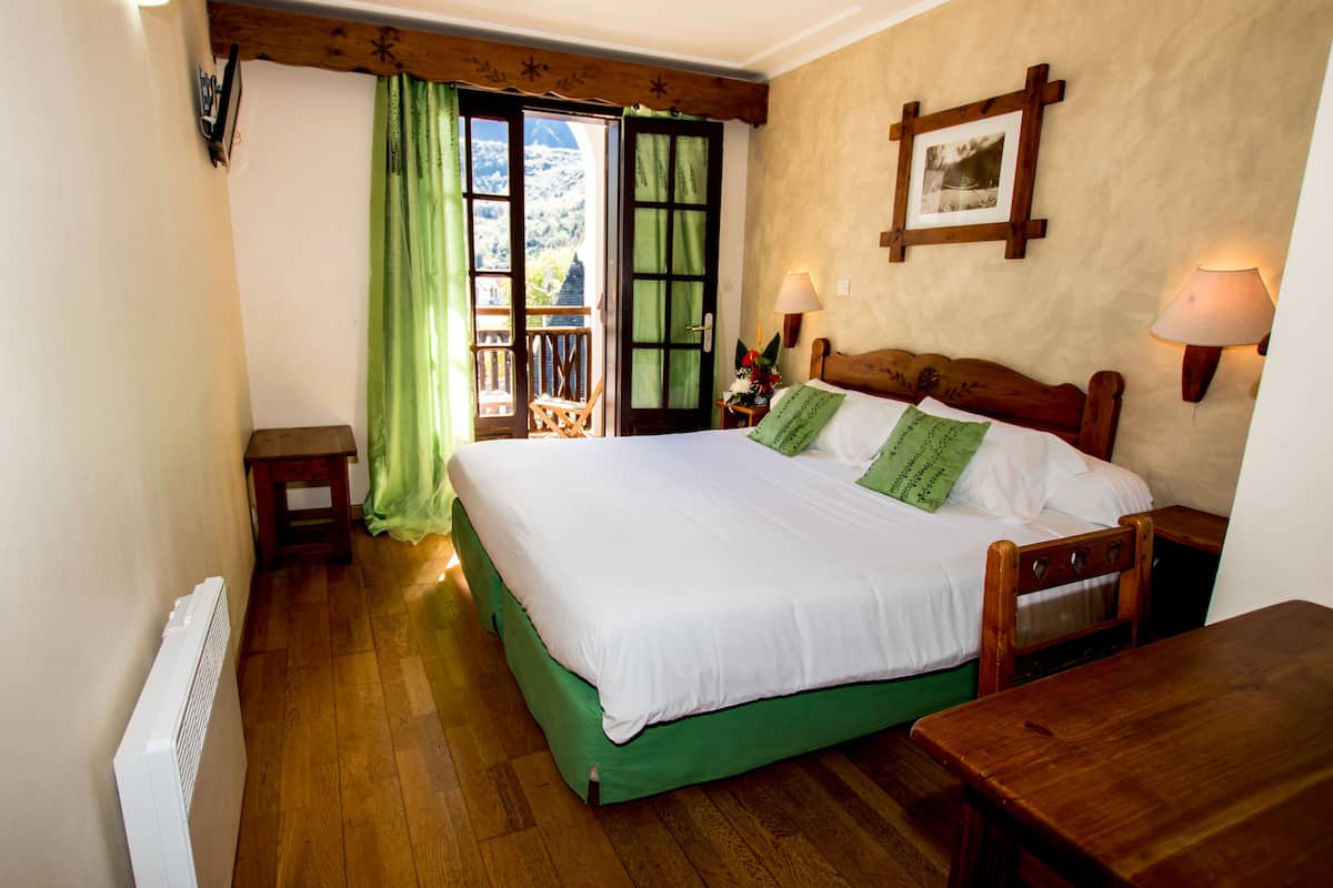 standard double or twin room | in-room safe, desk, soundproofing, iron/ironing board