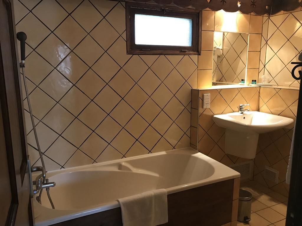 standard double or twin room | bathroom | free toiletries, hair dryer, towels