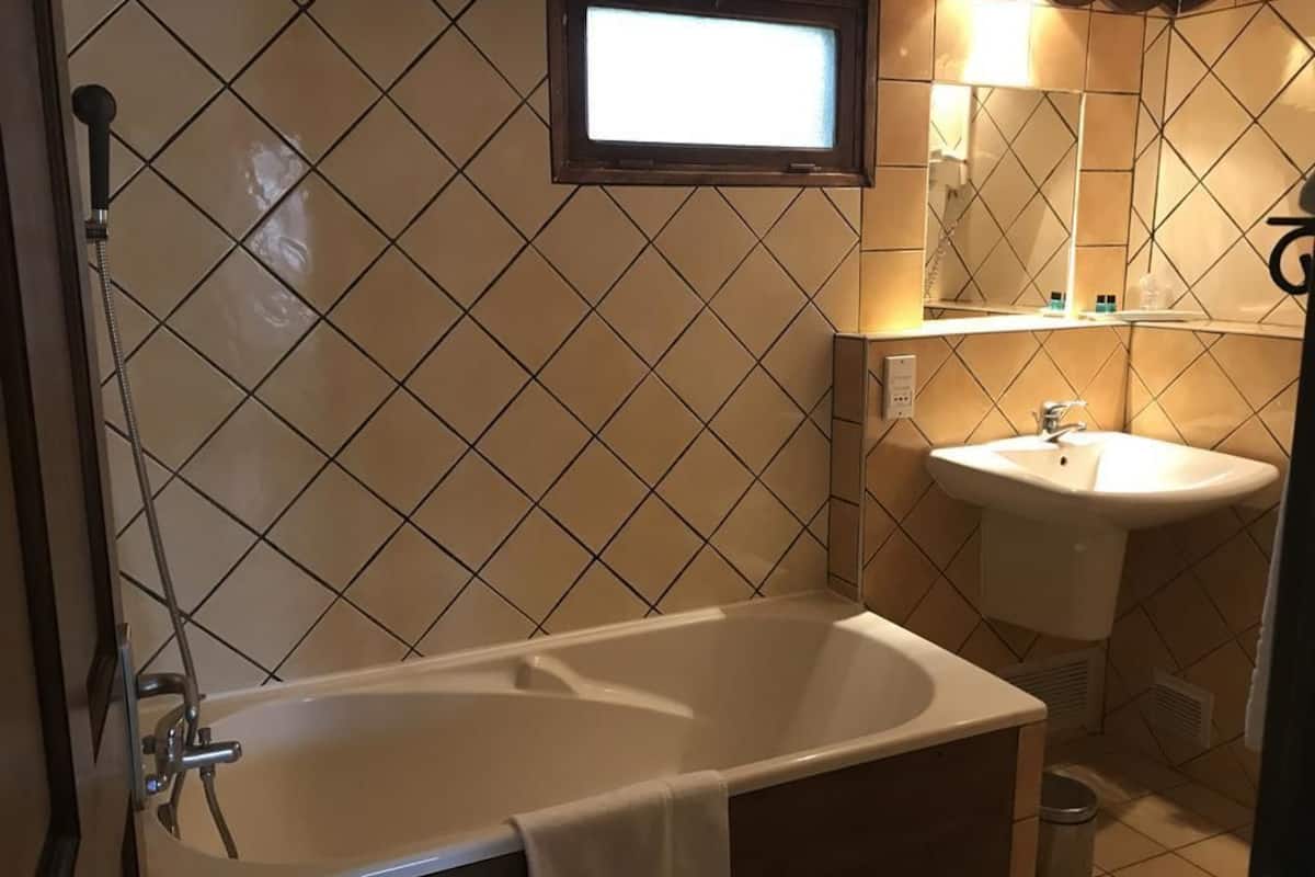 standard double or twin room | bathroom | free toiletries, hair dryer, towels