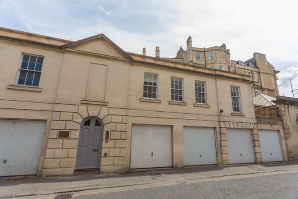 A historic building with a symmetrical facade, large windows, and a central arched doorway. - Crescent Mews (Bath)