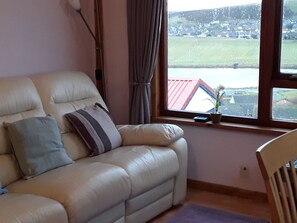 Chalet, salle de bain privée, vue sur le port | Bar-salon