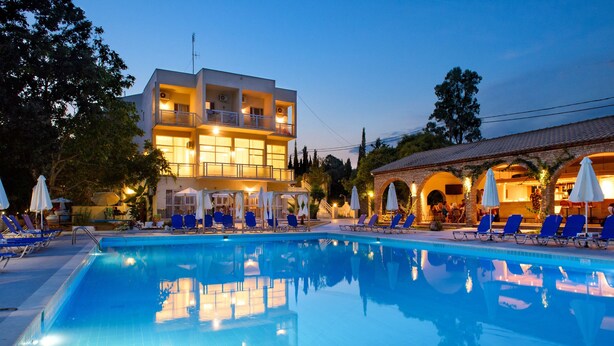 Piscina externa sazonal, funciona das 10h às 18h, guarda-sóis
