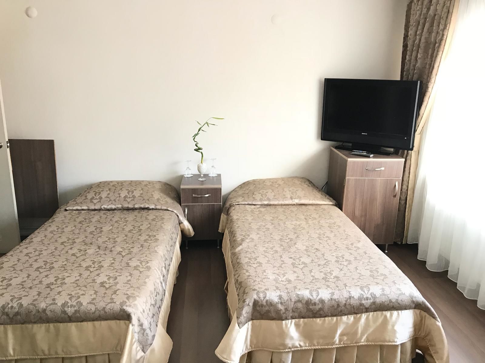 Habitación doble | Caja de seguridad en la habitación, escritorio y insonorización 