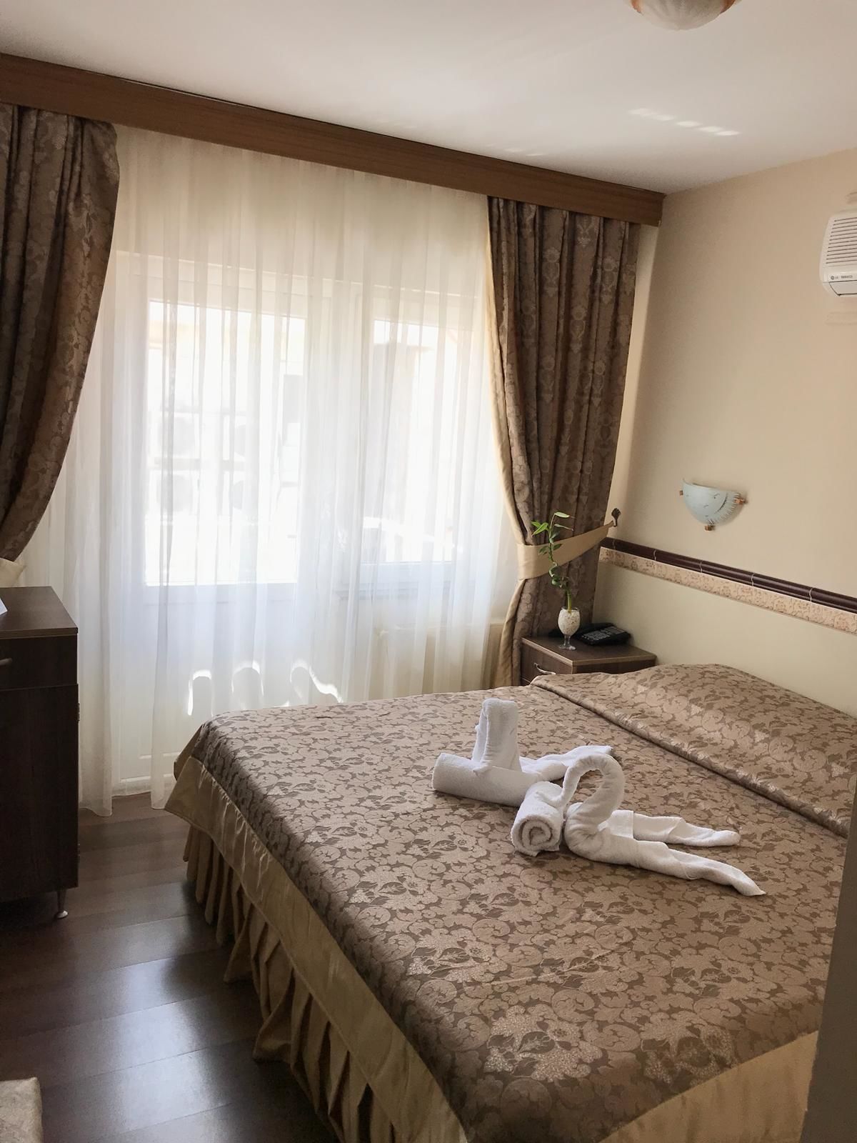 In-room safe, desk, soundproofing, free WiFi