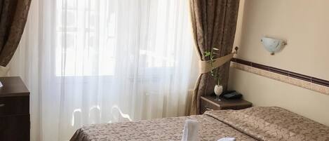 In-room safe, desk, soundproofing, free WiFi