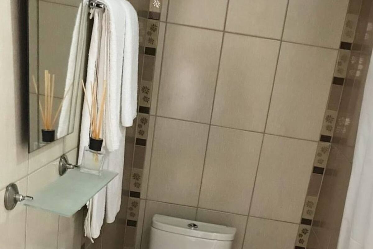 Bồn tắm, bồn tắm ngâm, máy sấy tóc, dép đi trong nhà 
