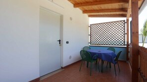 Deluxe-Doppel- oder -Zweibettzimmer, Meerblick | Terrasse/Patio