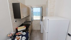 Deluxe-Doppel- oder -Zweibettzimmer, Meerblick | Eigene Kochnische