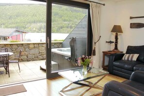 Casa, varias camas | Zona de estar | Televisión de 30 pulgadas con canales digitales