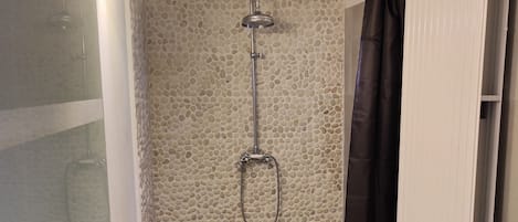 Maison, 1 chambre | Salle de bain | Baignoire, baignoire profonde, articles de toilette (gratuits)