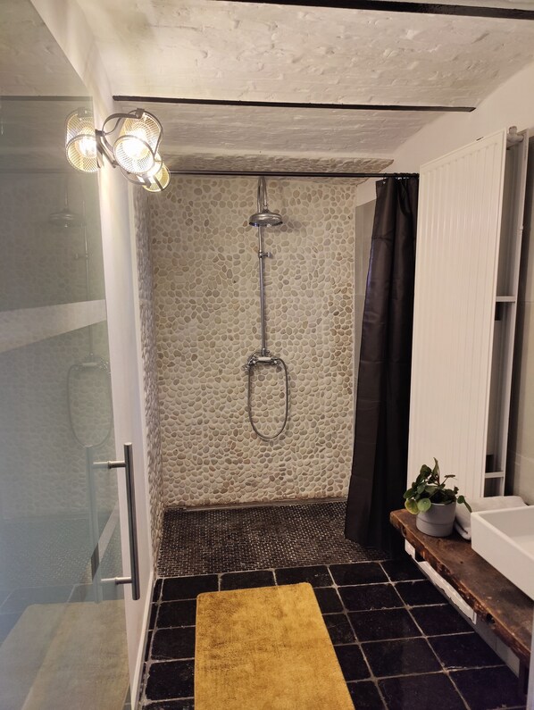 Casa, 1 habitación | Baño | Tina, tina profunda, amenidades de baño gratuitas, toallas 