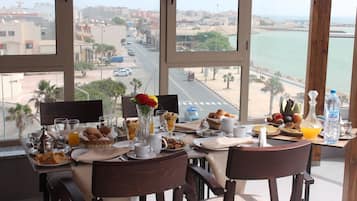 Free daily buffet breakfast