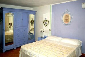 Cots/infant beds, free WiFi, bed sheets