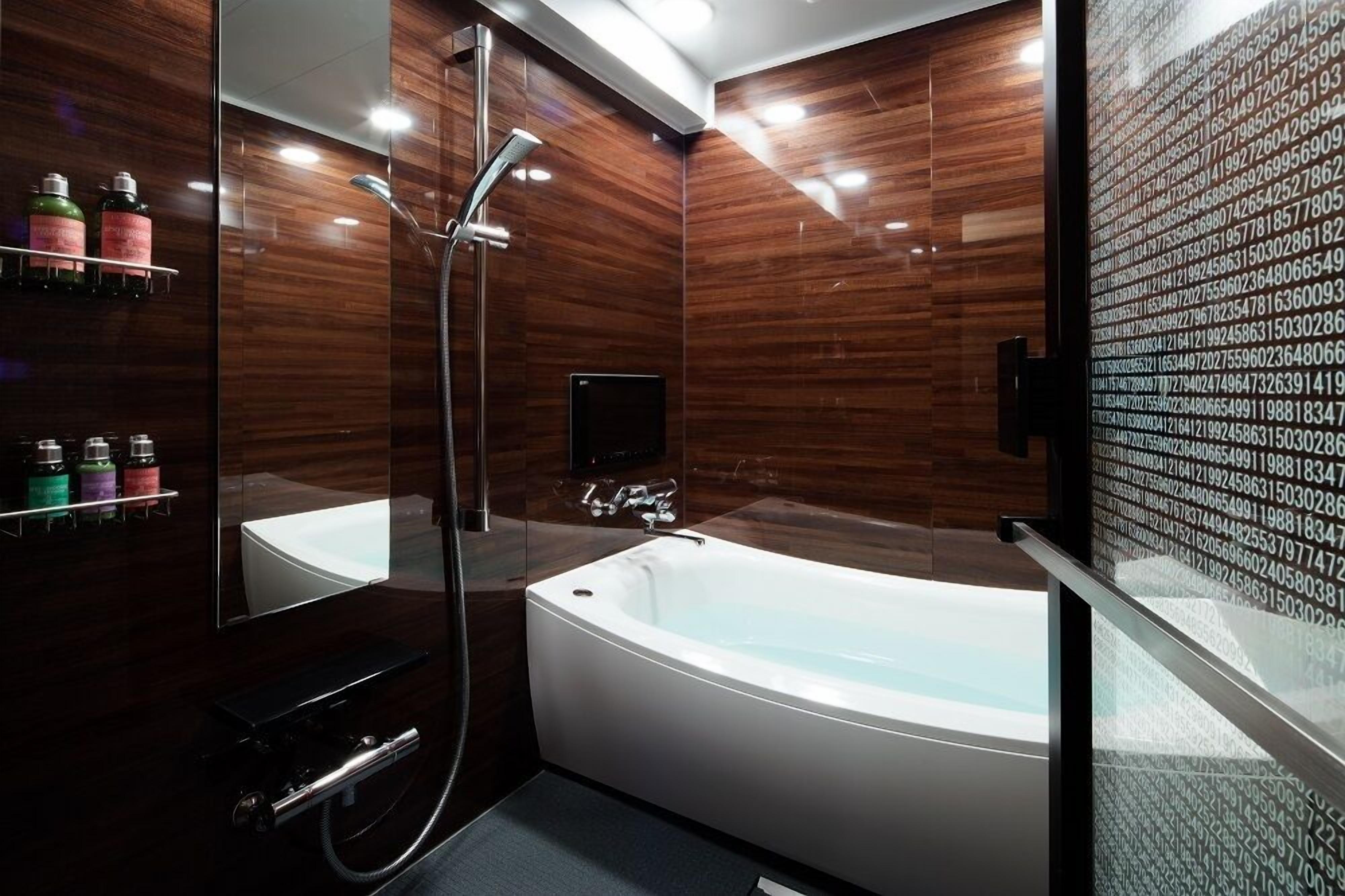 Luxury Double Room, 1 Double Bed, Smoking (Check in after 15:00) | Bathroom | Free toiletries, hair dryer, slippers, towels