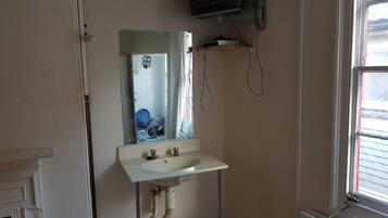 Habitación individual básica, baño compartido | Baño