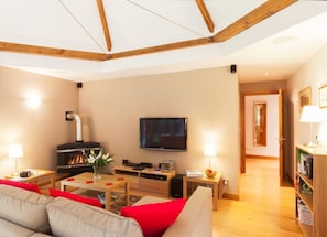 House, Multiple Beds | Living area | 30-inch TV with digital channels, DVD player, stereo