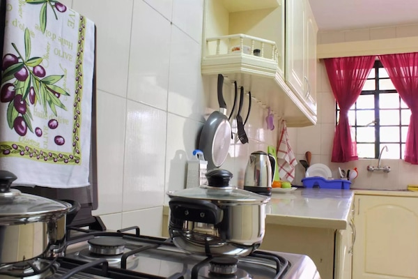 Peti sejuk, sebuah ketuhar gelombang mikro di kawasan bersama, ketuhar