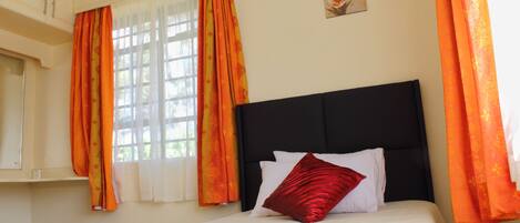 Bügeleisen/Bügelbrett, Zustellbetten, kostenloses WLAN, Bettwäsche