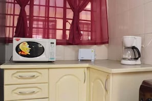 Frigorífico, microondas en la zona común, horno y placa de cocina