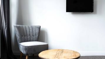 Deluxe King Room with Freestanding Bath | Muebles diferentes, escritorio y tabla de planchar con plancha