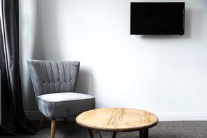 Ameublement personnalisé, bureau, fer et planche à repasser