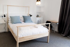 Individually furnished, desk, iron/ironing board, free WiFi