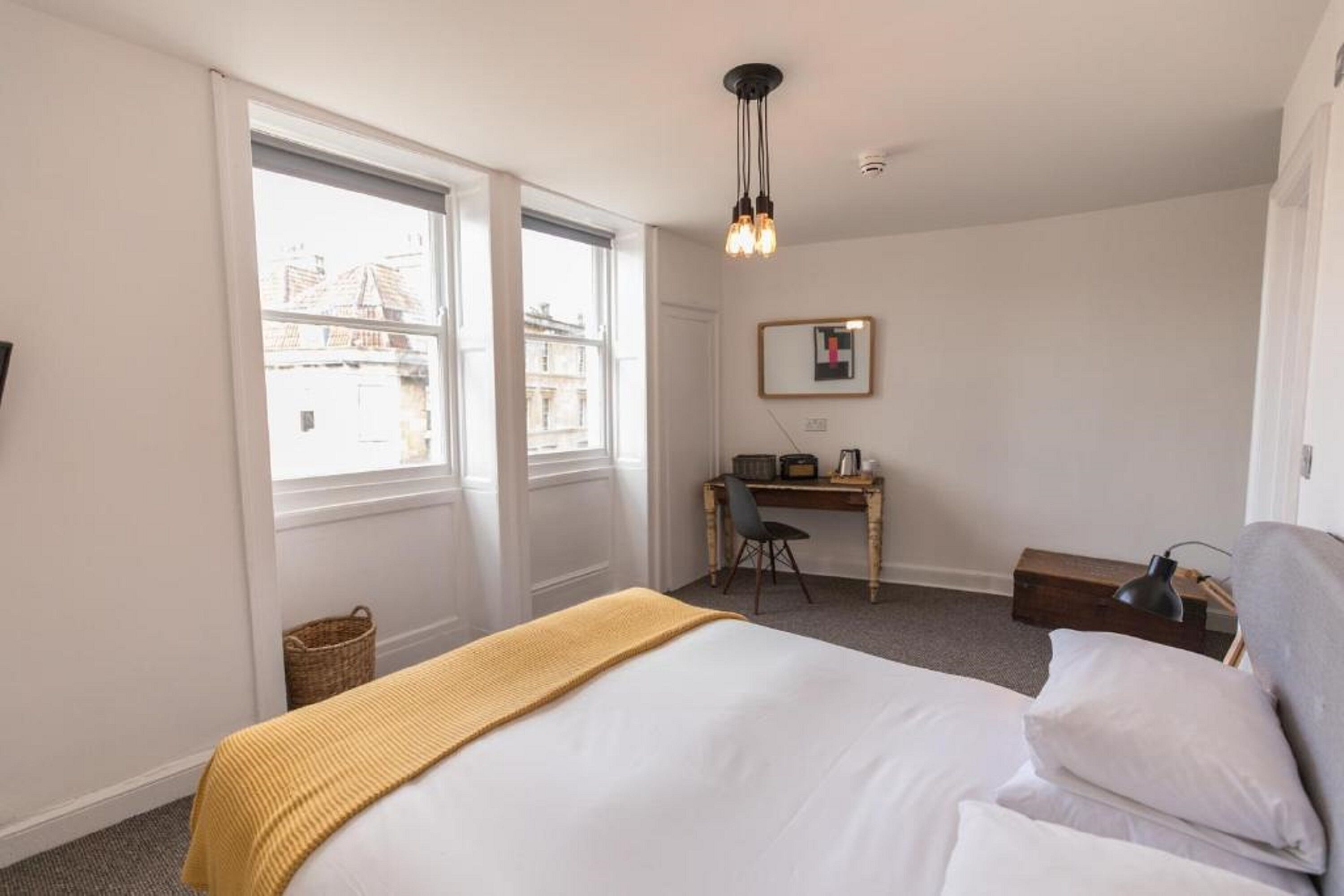 Individually furnished, desk, iron/ironing board, free WiFi