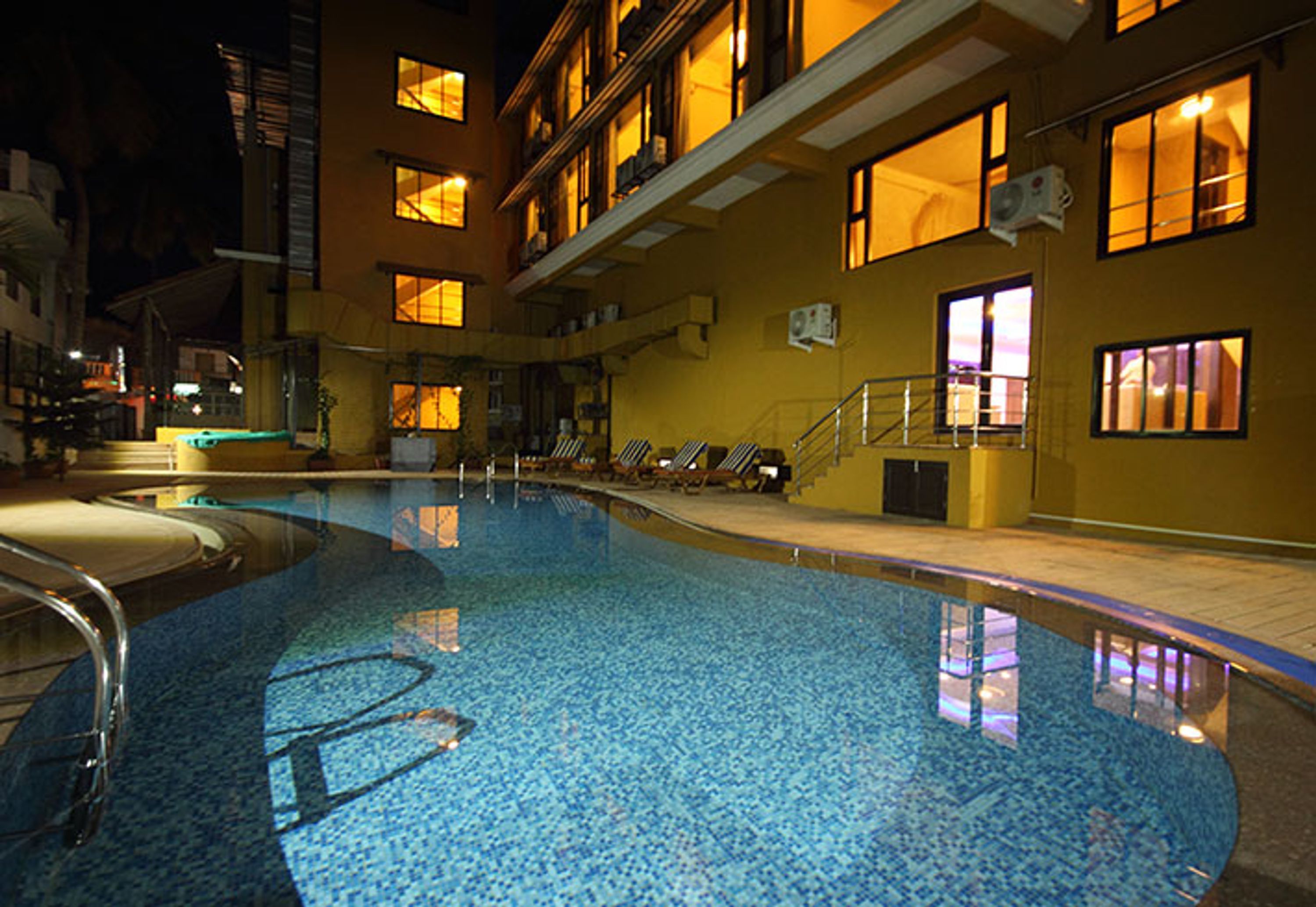 من حمّامات السباحة المغطاة