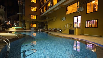 من حمّامات السباحة المغطاة