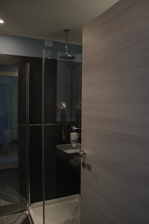 Shower, rainfall showerhead, free toiletries, hair dryer - Mansio Residence Hotel (Elmas)