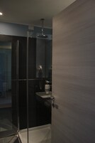 Shower, rainfall showerhead, free toiletries, hair dryer