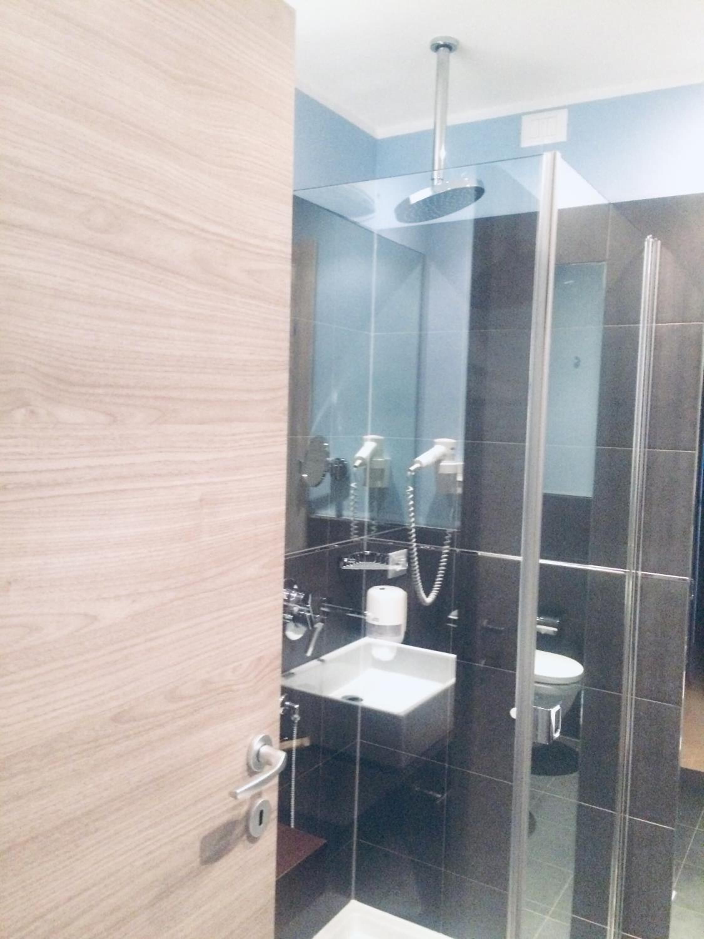 shower, rainfall showerhead, free toiletries, hair dryer