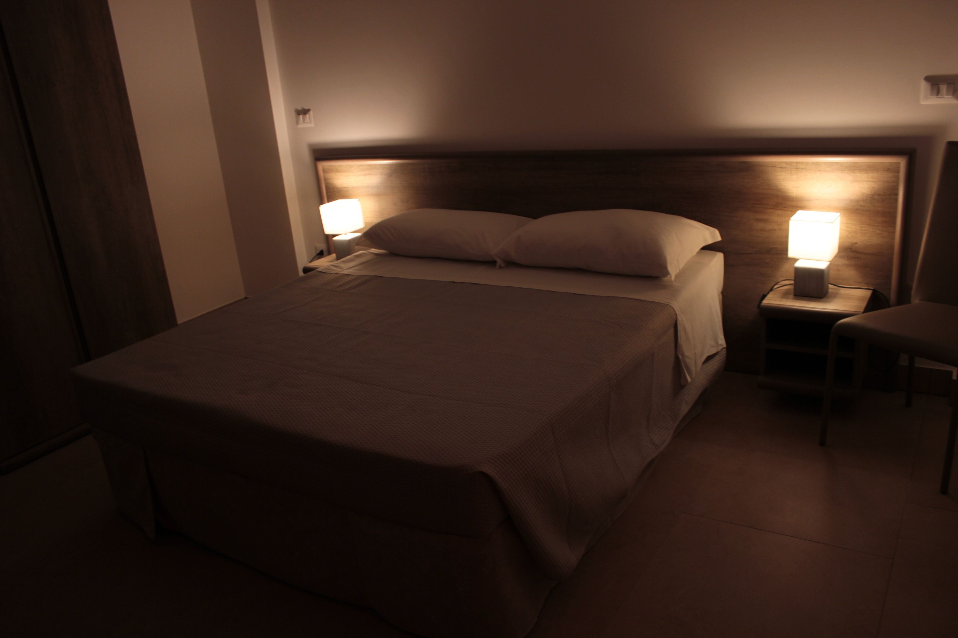 Escrivaninha, cortinas blackout, quartos à prova de som