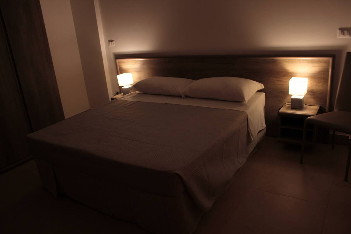Escrivaninha, cortinas blackout, quartos à prova de som