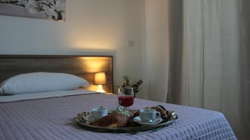 Schreibtisch, Verdunkelungsvorhänge, schallisolierte Zimmer