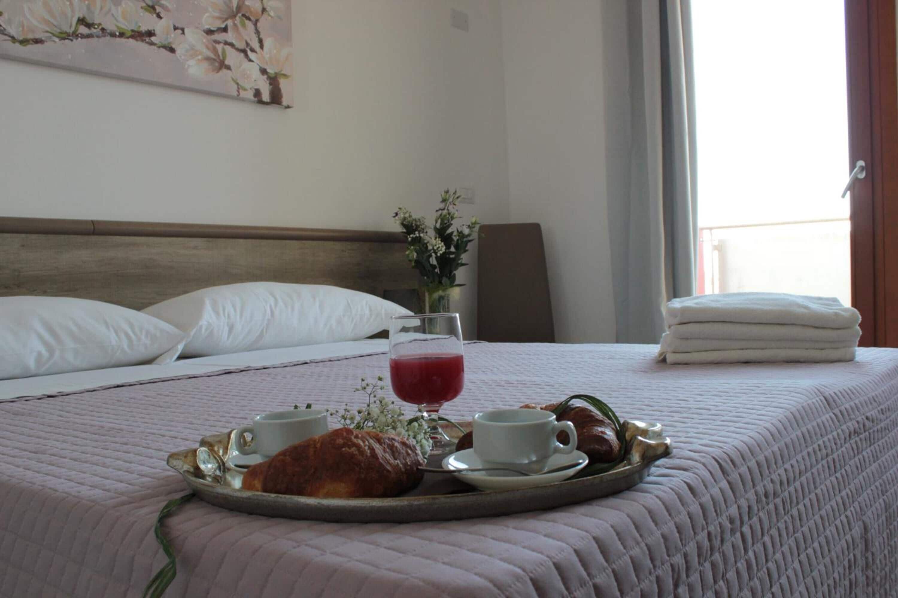 Bàn, màn/rèm cản sáng, phòng cách âm 