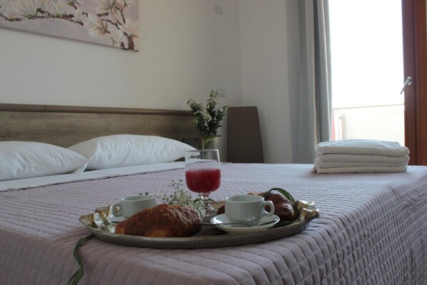 Desk, blackout curtains, soundproofing, free WiFi - Mansio Residence Hotel (Elmas)