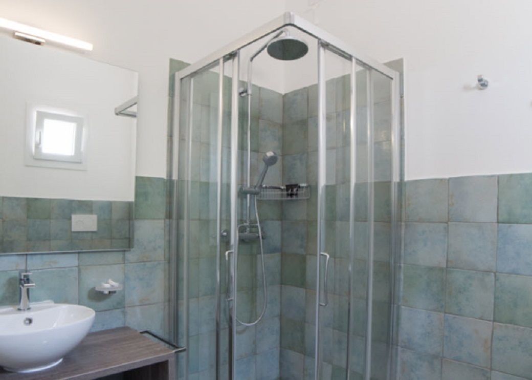 Shower, rainfall showerhead, free toiletries, hair dryer