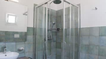 Shower, rainfall showerhead, free toiletries, hair dryer