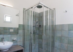 Shower, rainfall showerhead, free toiletries, hair dryer - La Giara Resort (Ugento)