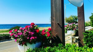 Skiltning for La Ciara Resort med udsigt over havet.